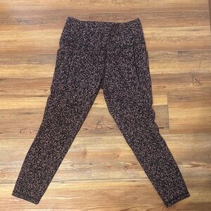 Black and brown Athleta salutation stash pocket 7/8 Patterned Leggings